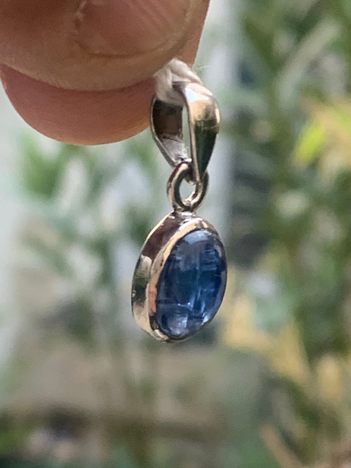 Cyanite disthène, pendentif en Argent de 22 millimètres x10x5. Vendu avec ou sans cordon noir et réglable de 60 cm !