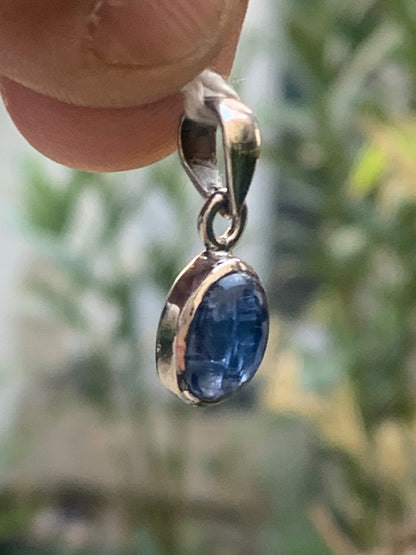 Cyanite disthène, pendentif en Argent de 22 millimètres x10x5. Vendu avec ou sans cordon noir et réglable de 60 cm !