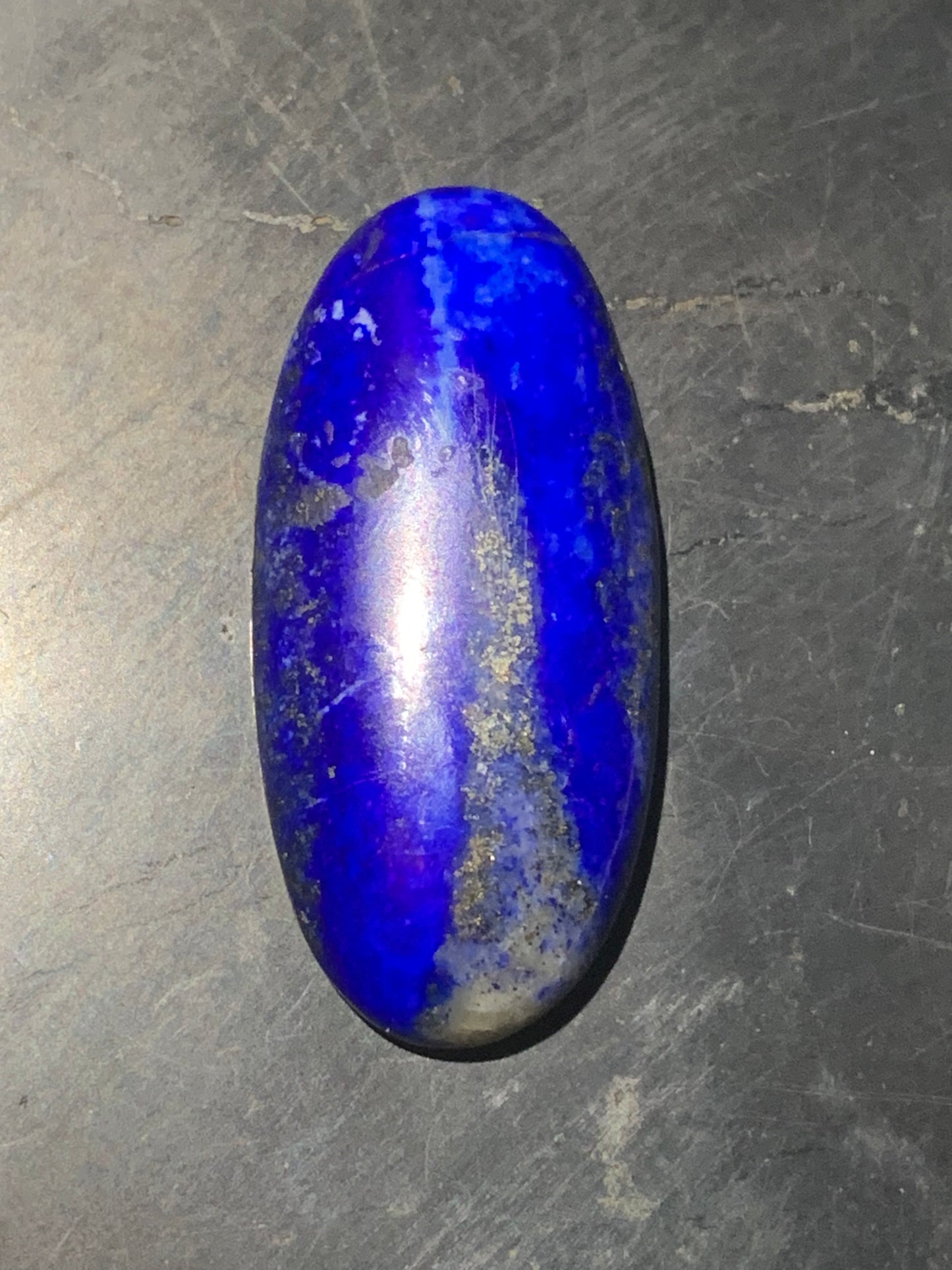 Lapis lazuli, cabochon de 36 mm x 17 x 7 - 42,5 carats. Parfait en bijouterie, collection ,exposition...
