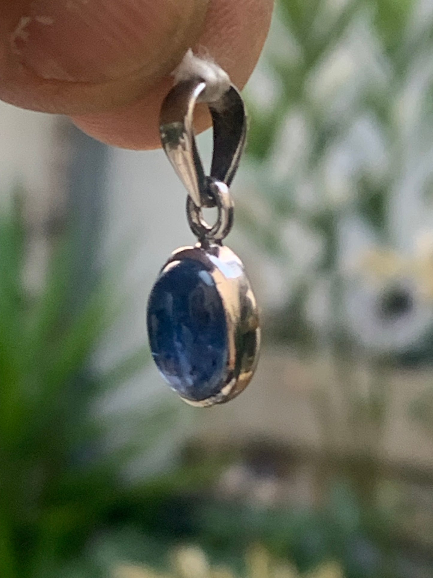 Cyanite disthène, pendentif en Argent de 22 millimètres x10x5. Vendu avec ou sans cordon noir et réglable de 60 cm !