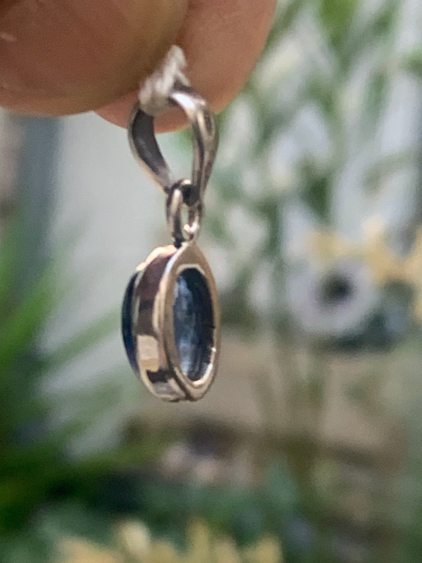 Cyanite disthène, pendentif en Argent de 22 millimètres x10x5. Vendu avec ou sans cordon noir et réglable de 60 cm !
