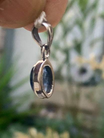 Cyanite disthène, pendentif en Argent de 22 millimètres x10x5. Vendu avec ou sans cordon noir et réglable de 60 cm !