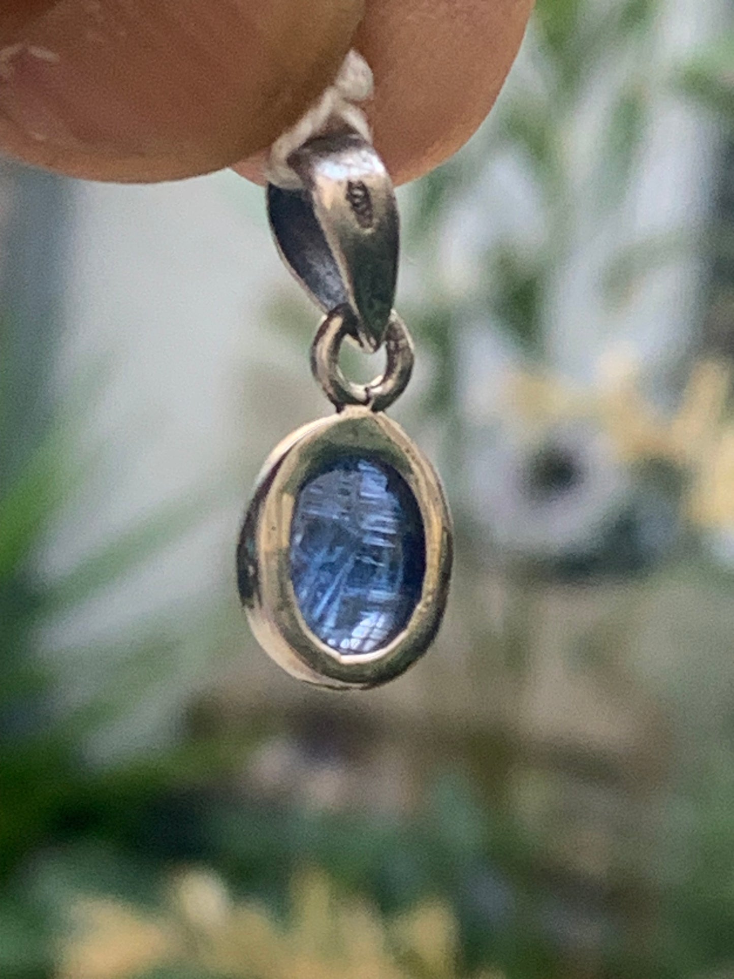 Cyanite disthène, pendentif en Argent de 22 millimètres x10x5. Vendu avec ou sans cordon noir et réglable de 60 cm !