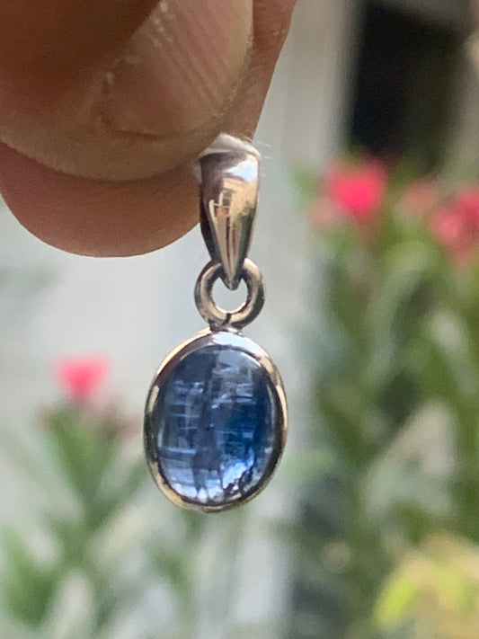 Cyanite disthène, pendentif en Argent de 22 millimètres x10x5. Vendu avec ou sans cordon noir et réglable de 60 cm !