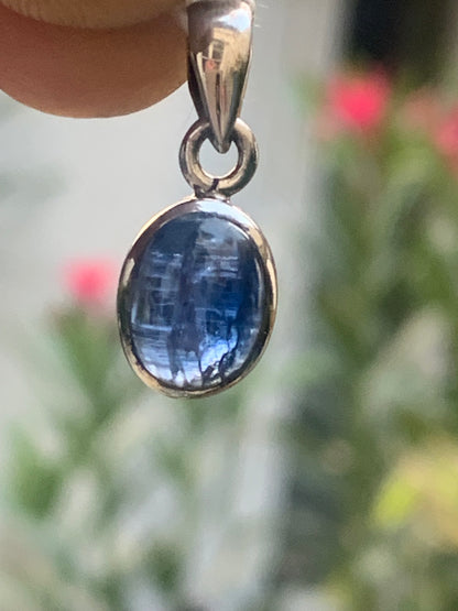 Cyanite disthène, pendentif en Argent de 22 millimètres x10x5. Vendu avec ou sans cordon noir et réglable de 60 cm !