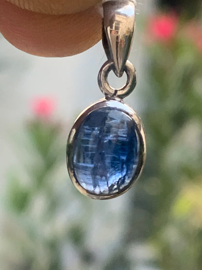 Cyanite disthène, pendentif en Argent de 22 millimètres x10x5. Vendu avec ou sans cordon noir et réglable de 60 cm !