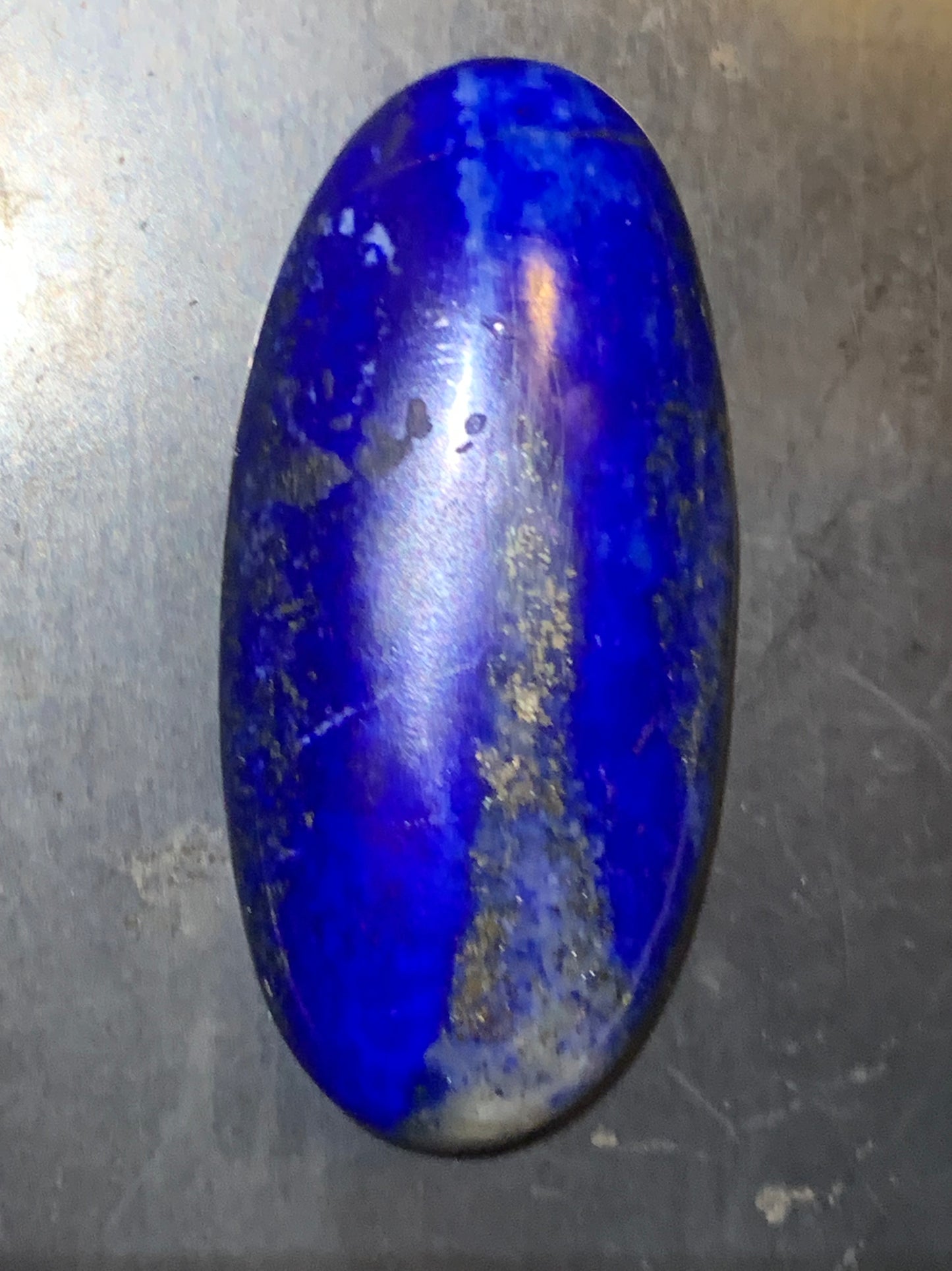 Lapis lazuli, cabochon de 36 mm x 17 x 7 - 42,5 carats. Parfait en bijouterie, collection ,exposition...