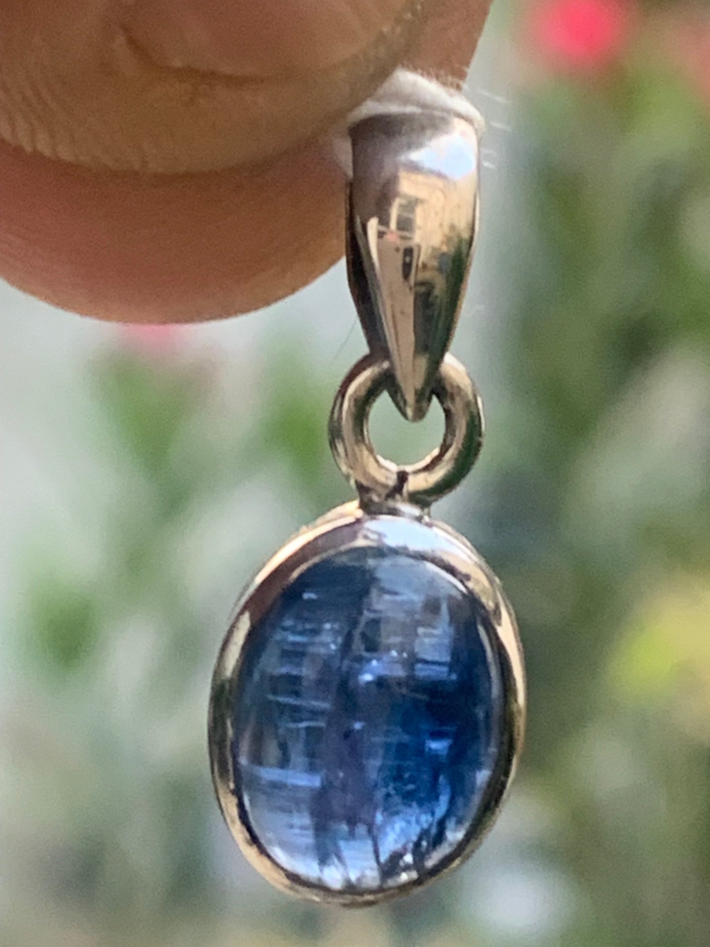 Cyanite disthène, pendentif en Argent de 22 millimètres x10x5. Vendu avec ou sans cordon noir et réglable de 60 cm !
