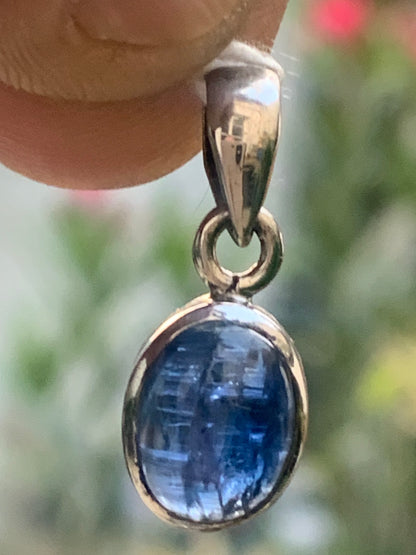 Cyanite disthène, pendentif en Argent de 22 millimètres x10x5. Vendu avec ou sans cordon noir et réglable de 60 cm !