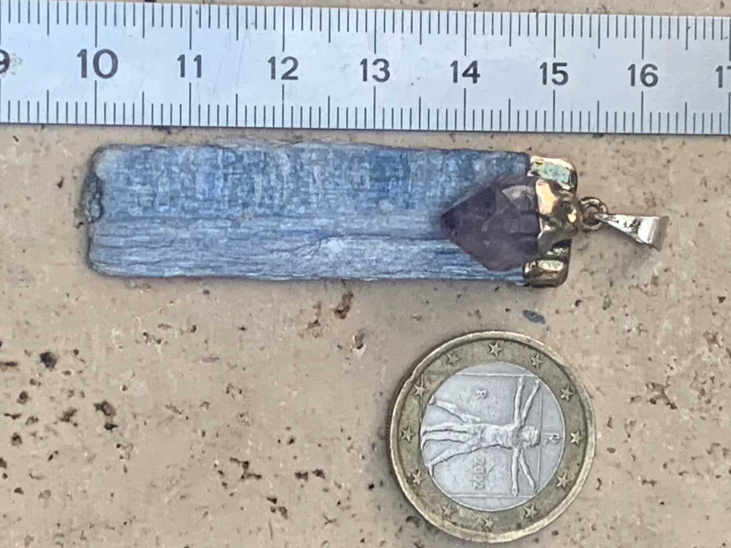 Cyanite disthène + Améthyste, pendentif de 65 millimètres x15x14. Vendu avec ou sans cordon noir et réglable de 60 cm !