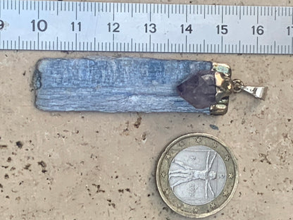 Cyanite disthène + Améthyste, pendentif de 65 millimètres x15x14. Vendu avec ou sans cordon noir et réglable de 60 cm !