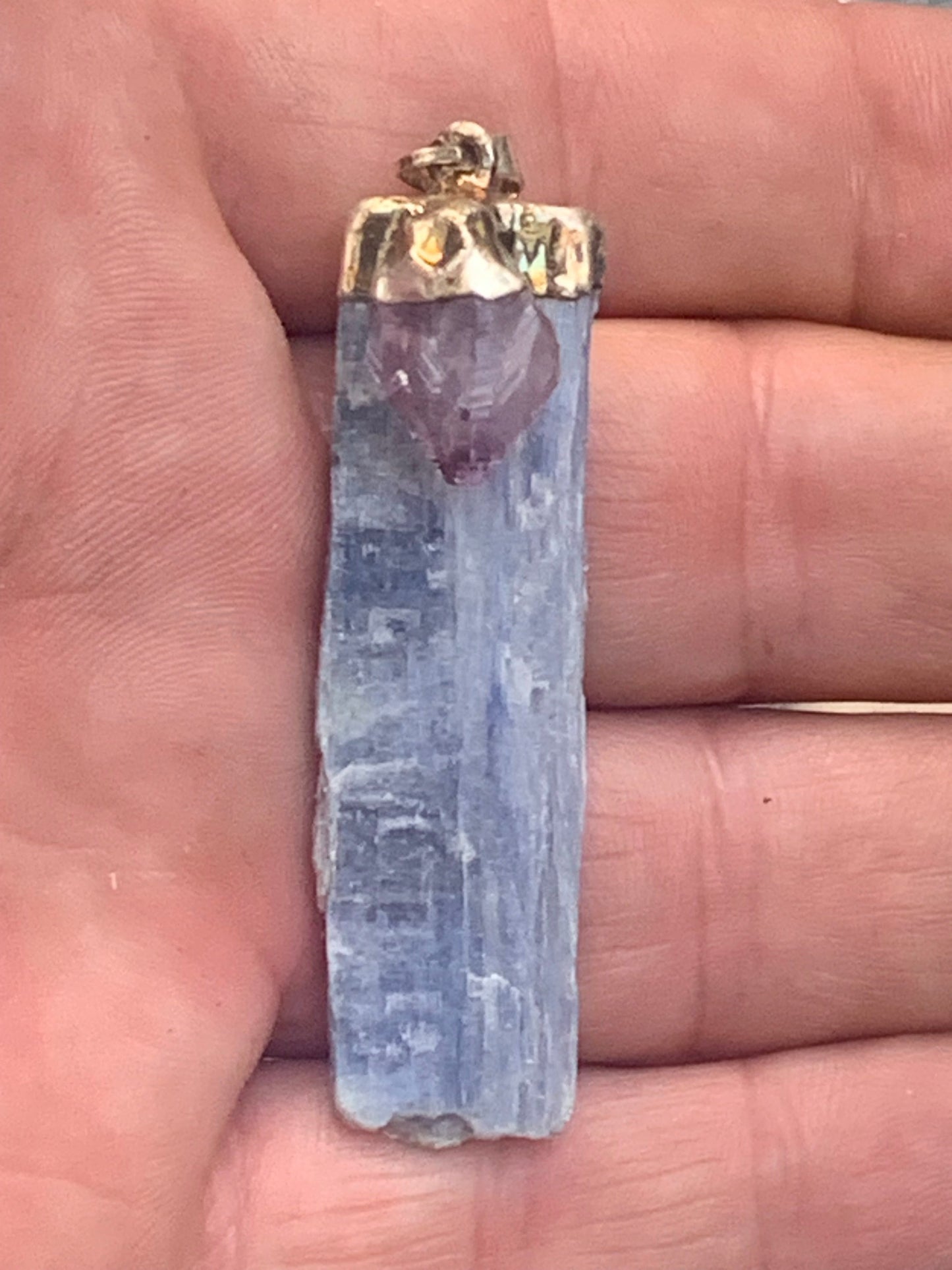 Cyanite disthène + Améthyste, pendentif de 65 millimètres x15x14. Vendu avec ou sans cordon noir et réglable de 60 cm !