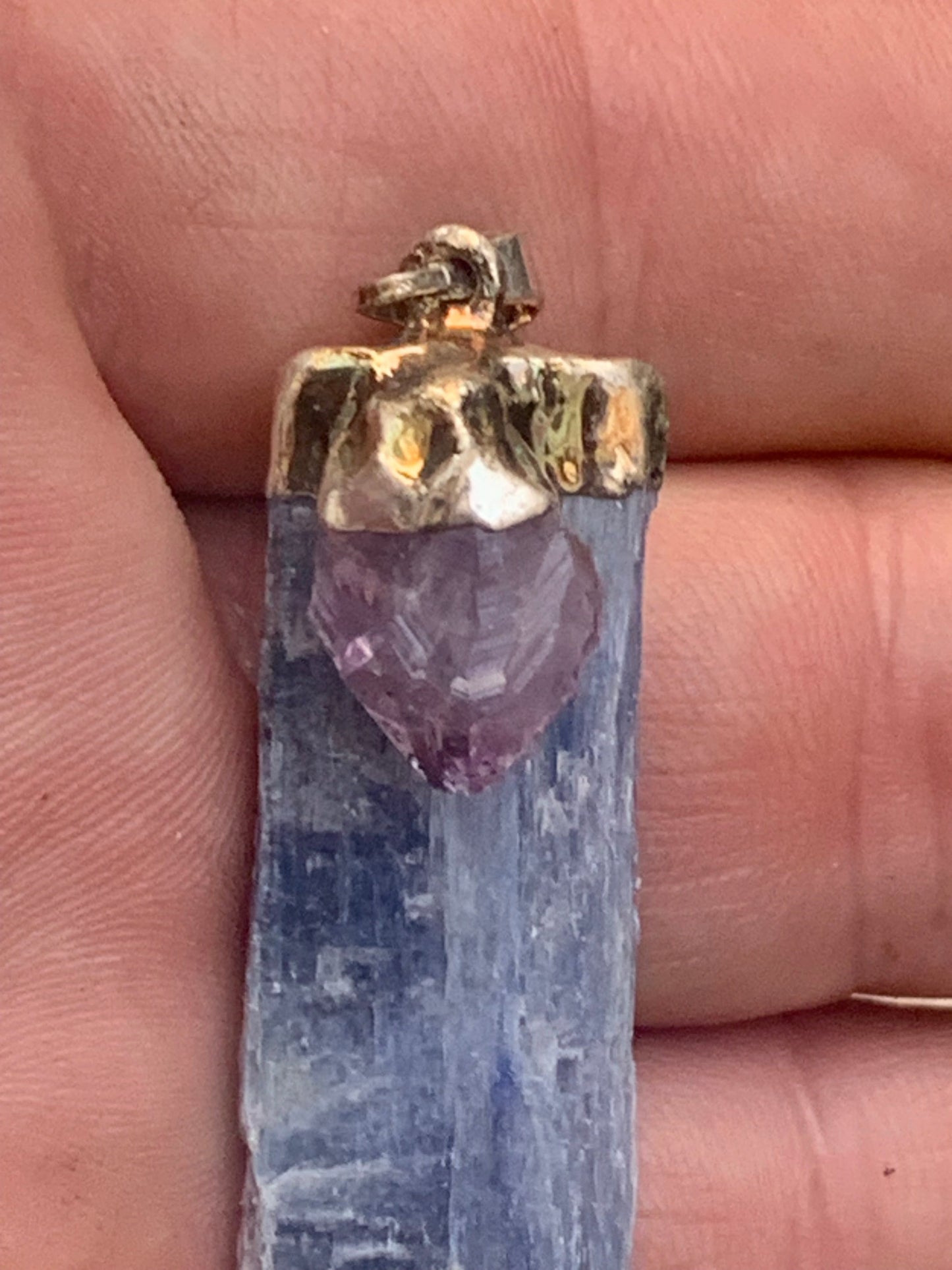 Cyanite disthène + Améthyste, pendentif de 65 millimètres x15x14. Vendu avec ou sans cordon noir et réglable de 60 cm !