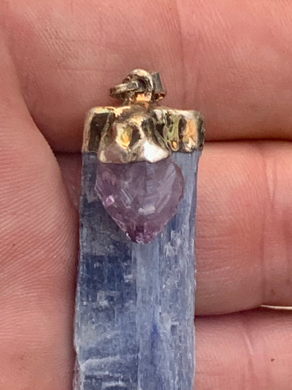 Cyanite disthène + Améthyste, pendentif de 65 millimètres x15x14. Vendu avec ou sans cordon noir et réglable de 60 cm !