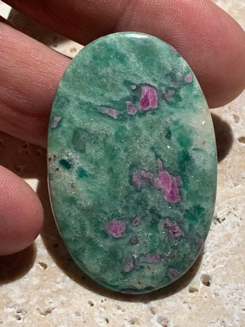 Rubis Fuchsite, cabochon de 12,3 gr. - 48 x 31 .x 5 mm - Superbe pièce !