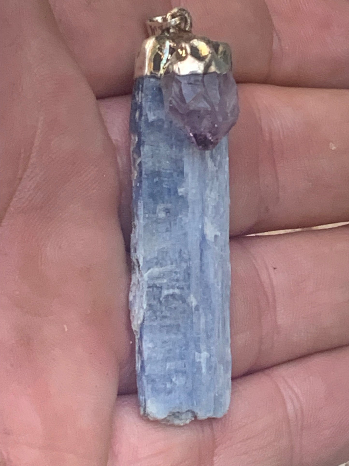 Cyanite disthène + Améthyste, pendentif de 65 millimètres x15x14. Vendu avec ou sans cordon noir et réglable de 60 cm !