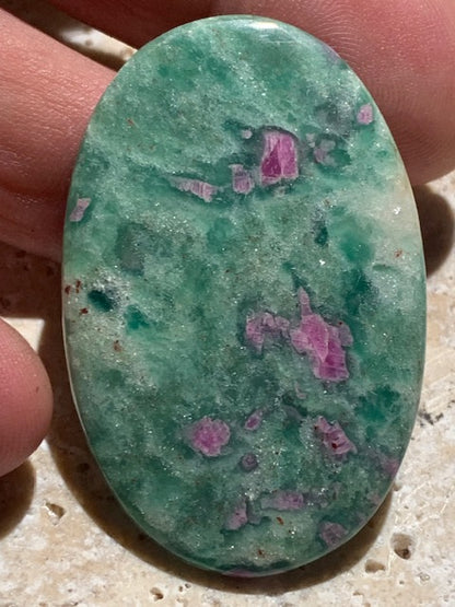 Rubis Fuchsite, cabochon de 12,3 gr. - 48 x 31 .x 5 mm - Superbe pièce !