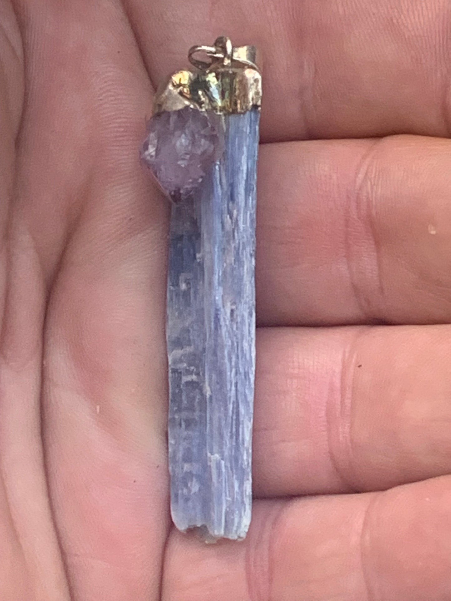 Cyanite disthène + Améthyste, pendentif de 65 millimètres x15x14. Vendu avec ou sans cordon noir et réglable de 60 cm !