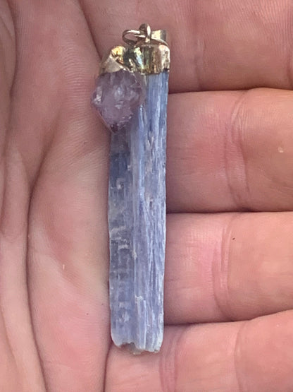 Cyanite disthène + Améthyste, pendentif de 65 millimètres x15x14. Vendu avec ou sans cordon noir et réglable de 60 cm !