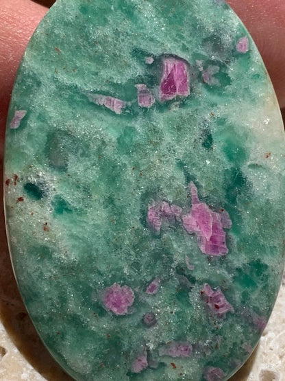 Rubis Fuchsite, cabochon de 12,3 gr. - 48 x 31 .x 5 mm - Superbe pièce !