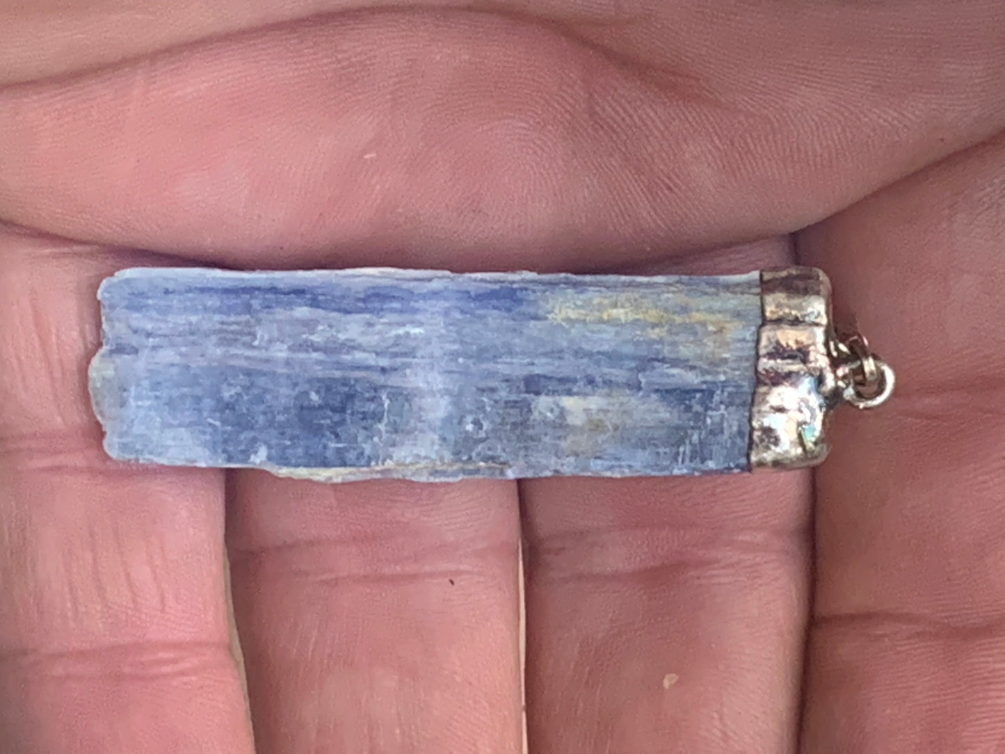 Cyanite disthène + Améthyste, pendentif de 65 millimètres x15x14. Vendu avec ou sans cordon noir et réglable de 60 cm !