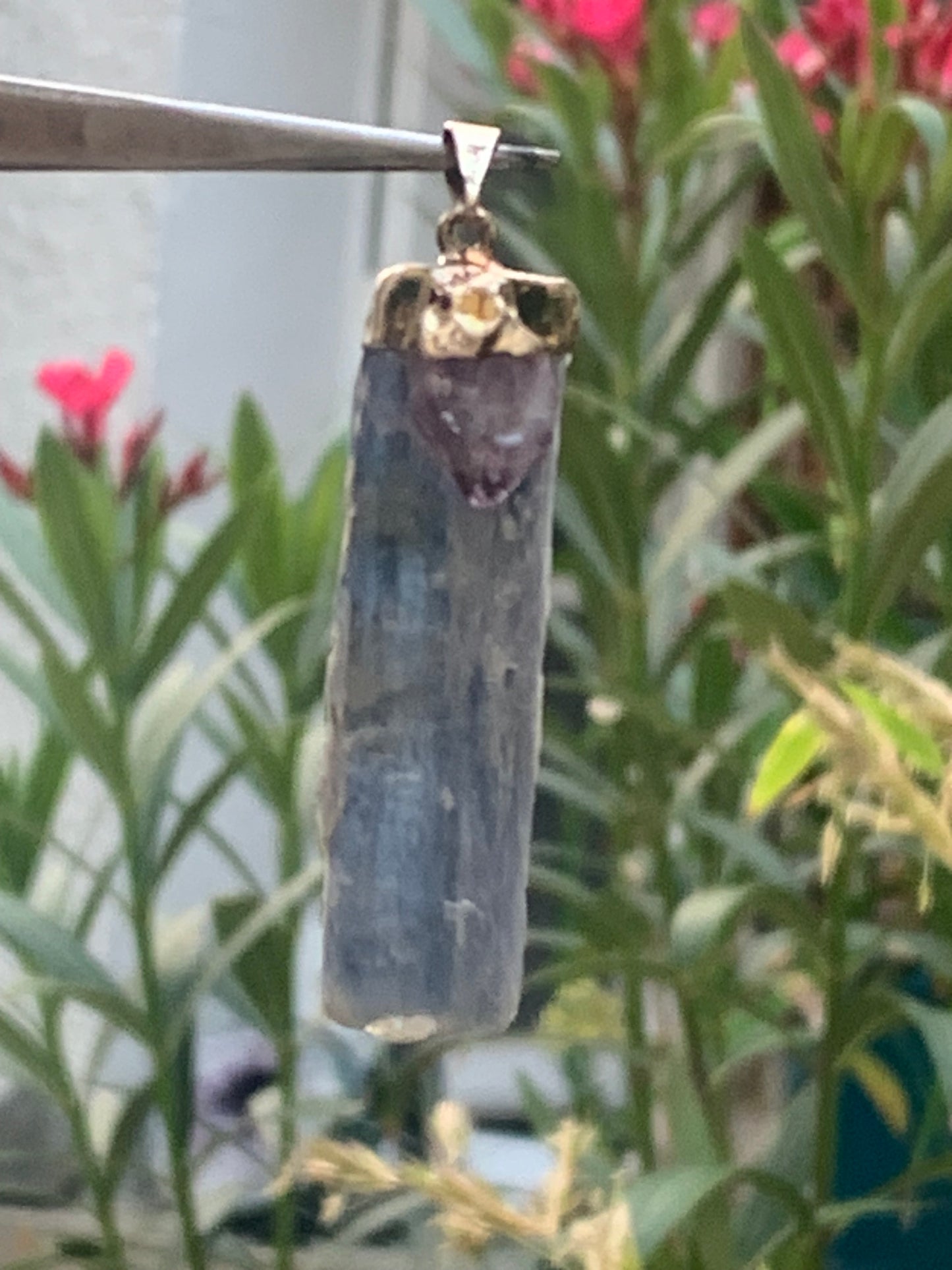 Cyanite disthène + Améthyste, pendentif de 65 millimètres x15x14. Vendu avec ou sans cordon noir et réglable de 60 cm !