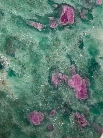 Rubis Fuchsite, cabochon de 12,3 gr. - 48 x 31 .x 5 mm - Superbe pièce !