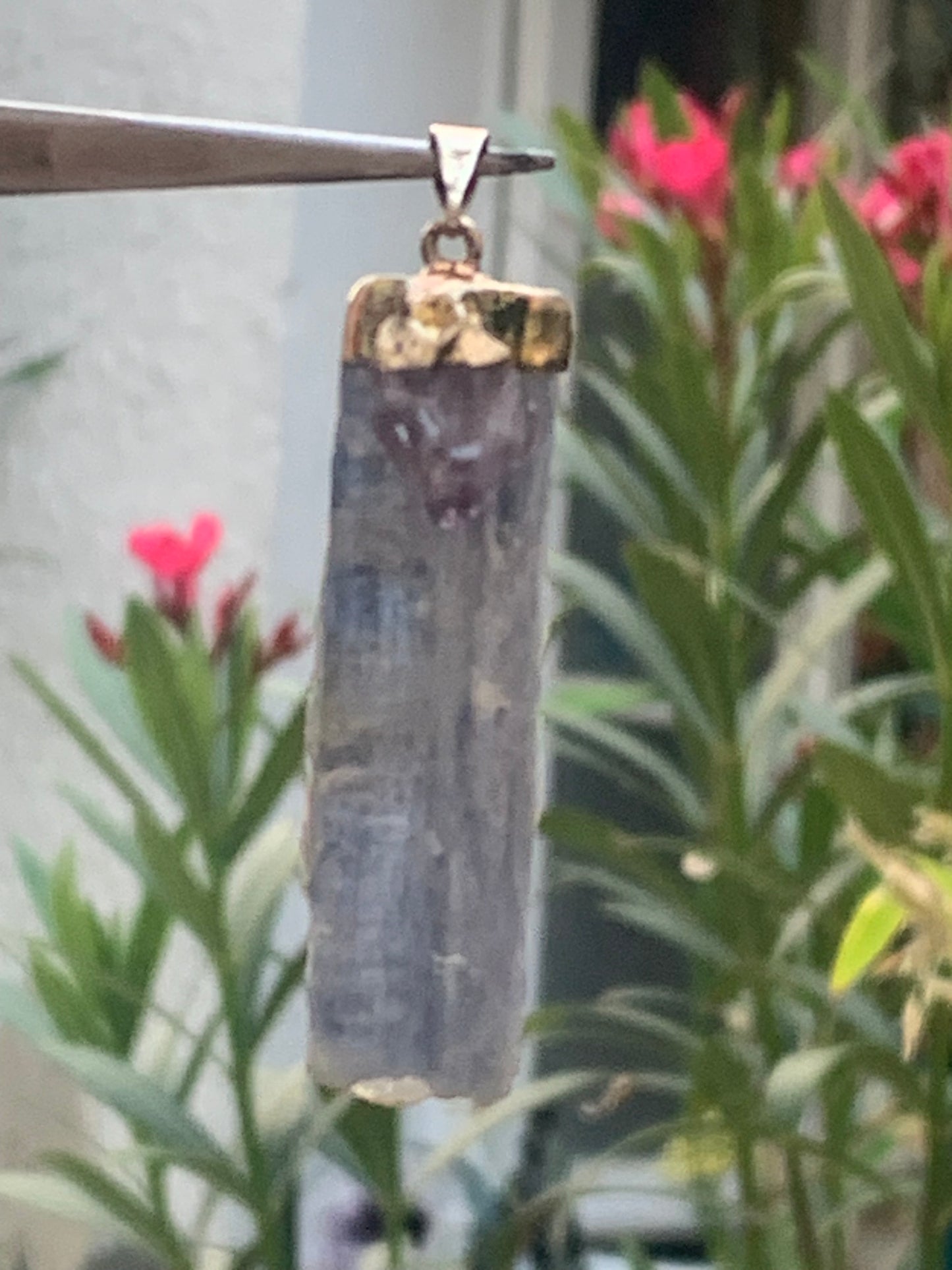 Cyanite disthène + Améthyste, pendentif de 65 millimètres x15x14. Vendu avec ou sans cordon noir et réglable de 60 cm !