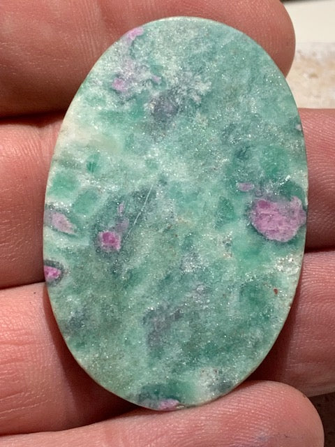 Rubis Fuchsite, cabochon de 12,3 gr. - 48 x 31 .x 5 mm - Superbe pièce !