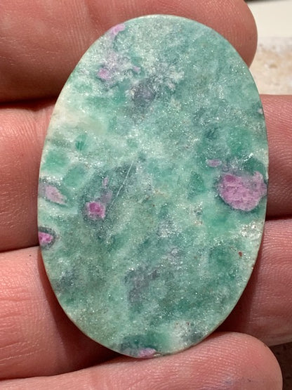 Rubis Fuchsite, cabochon de 12,3 gr. - 48 x 31 .x 5 mm - Superbe pièce !