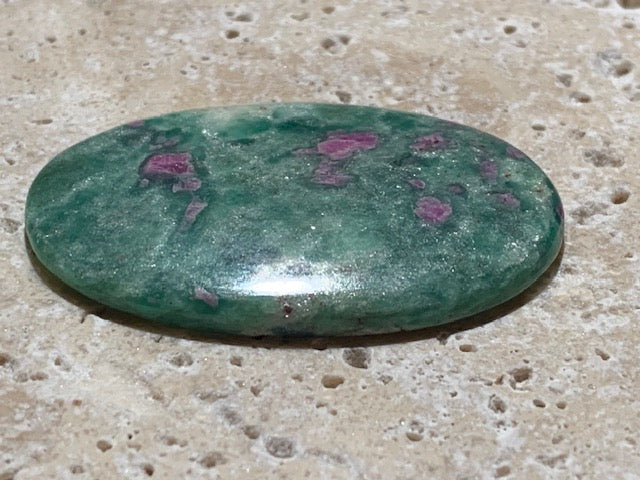 Rubis Fuchsite, cabochon de 12,3 gr. - 48 x 31 .x 5 mm - Superbe pièce !