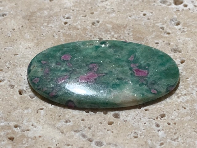 Rubis Fuchsite, cabochon de 12,3 gr. - 48 x 31 .x 5 mm - Superbe pièce !
