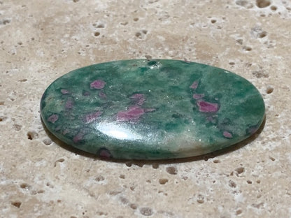 Rubis Fuchsite, cabochon de 12,3 gr. - 48 x 31 .x 5 mm - Superbe pièce !