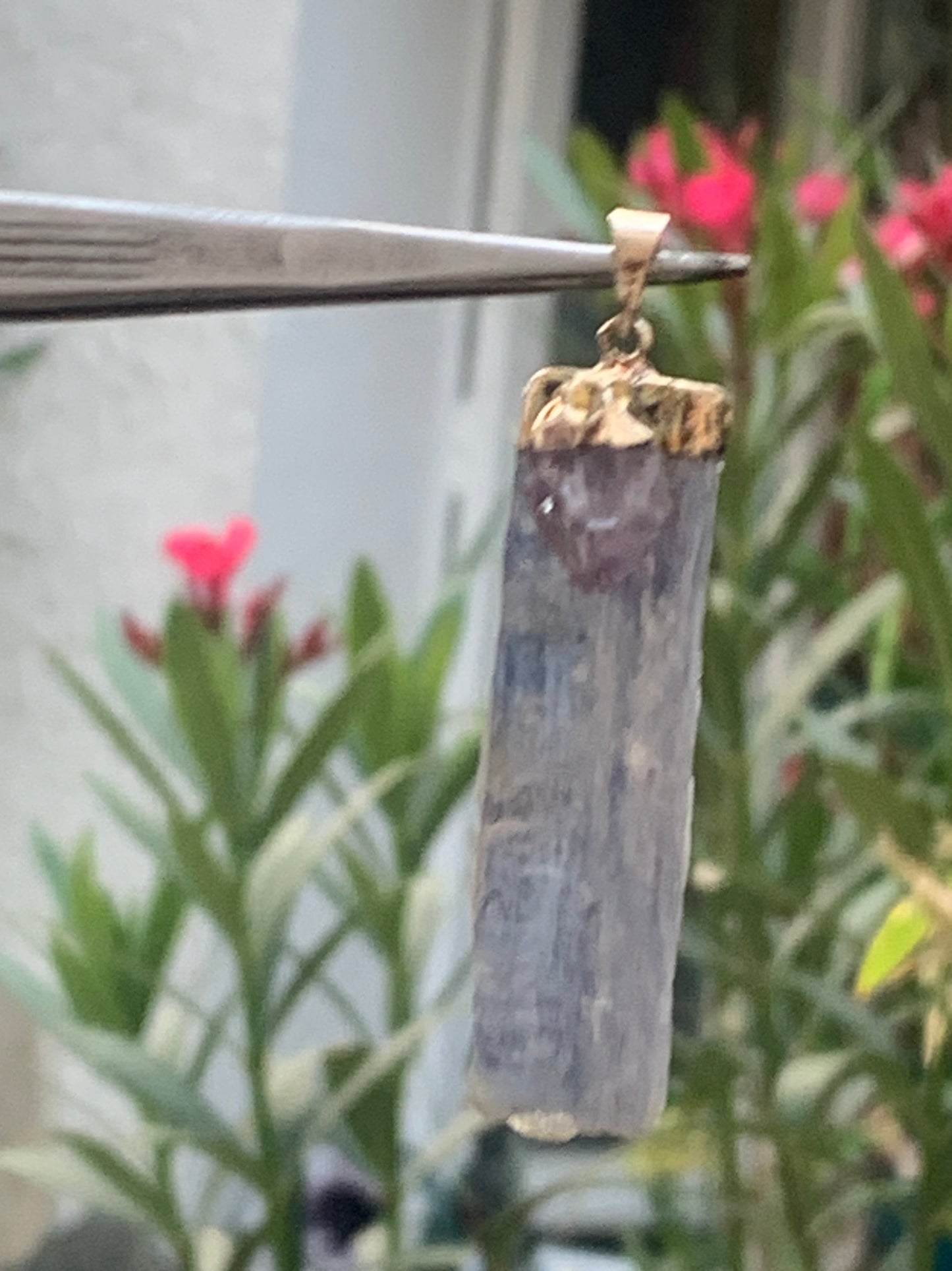 Cyanite disthène + Améthyste, pendentif de 65 millimètres x15x14. Vendu avec ou sans cordon noir et réglable de 60 cm !
