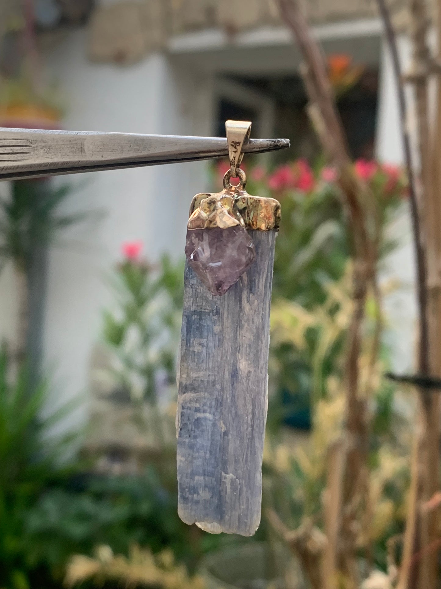 Cyanite disthène + Améthyste, pendentif de 65 millimètres x15x14. Vendu avec ou sans cordon noir et réglable de 60 cm !