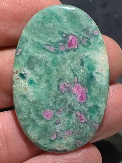 Rubis Fuchsite, cabochon de 12,3 gr. - 48 x 31 .x 5 mm - Superbe pièce !