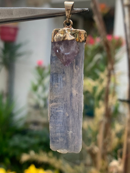 Cyanite disthène + Améthyste, pendentif de 65 millimètres x15x14. Vendu avec ou sans cordon noir et réglable de 60 cm !