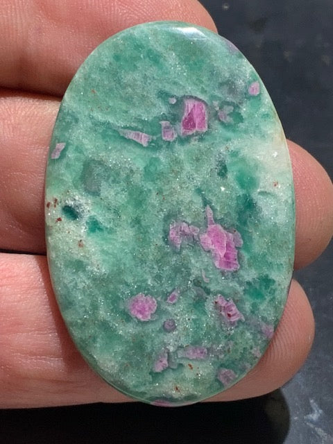 Rubis Fuchsite, cabochon de 12,3 gr. - 48 x 31 .x 5 mm - Superbe pièce !