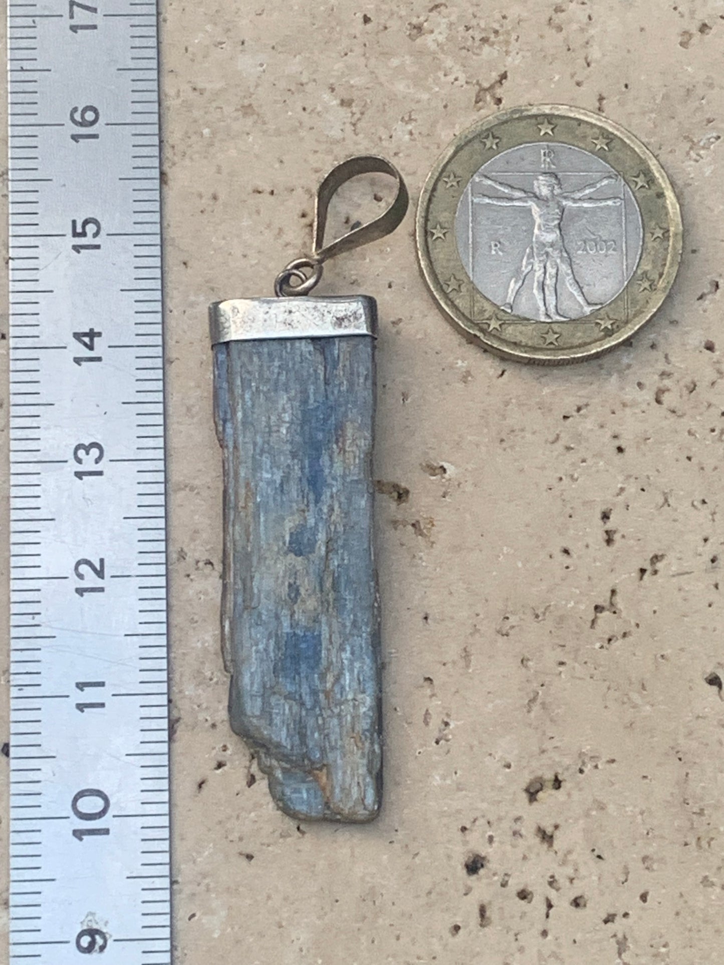 Cyanite disthène, pendentif de 60 millimètres x14x2. Vendu avec ou sans cordon noir et réglable de 60 cm !