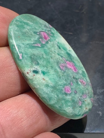 Rubis Fuchsite, cabochon de 12,3 gr. - 48 x 31 .x 5 mm - Superbe pièce !