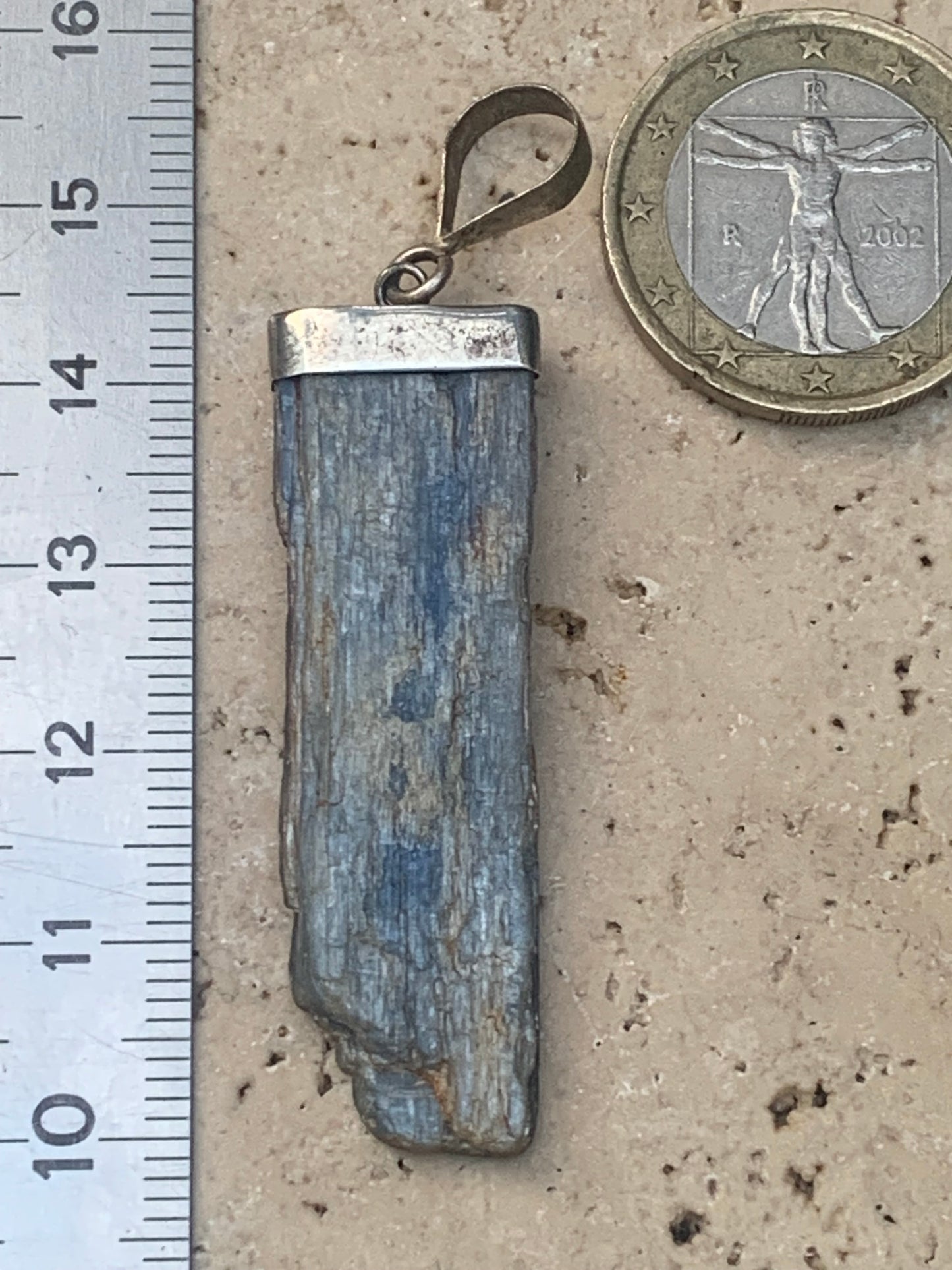 Cyanite disthène, pendentif de 60 millimètres x14x2. Vendu avec ou sans cordon noir et réglable de 60 cm !