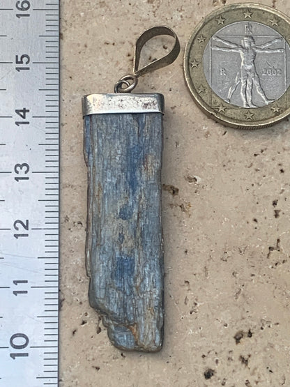Cyanite disthène, pendentif de 60 millimètres x14x2. Vendu avec ou sans cordon noir et réglable de 60 cm !