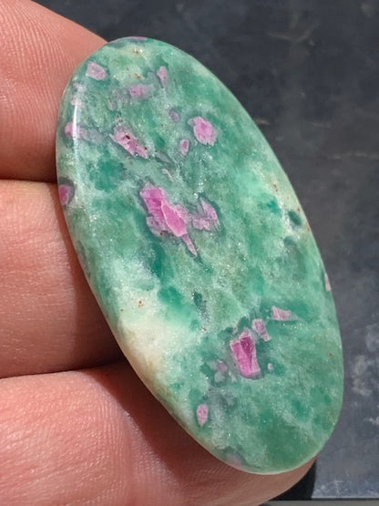 Rubis Fuchsite, cabochon de 12,3 gr. - 48 x 31 .x 5 mm - Superbe pièce !