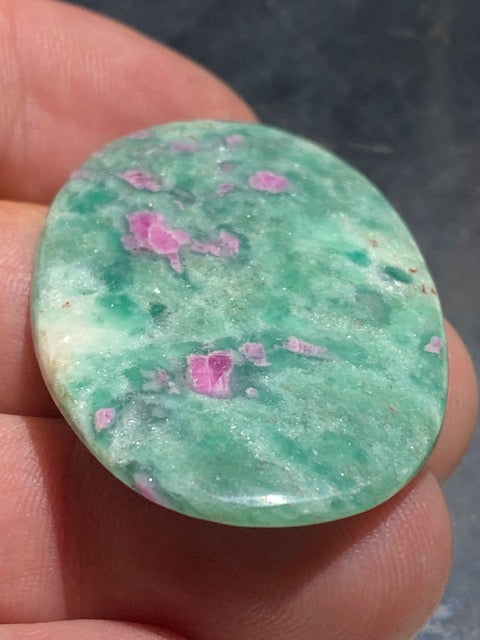 Rubis Fuchsite, cabochon de 12,3 gr. - 48 x 31 .x 5 mm - Superbe pièce !