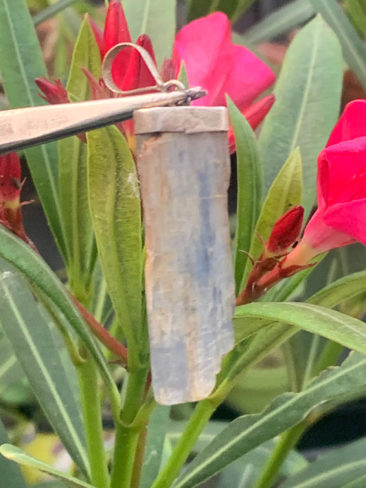 Cyanite disthène, pendentif de 60 millimètres x14x2. Vendu avec ou sans cordon noir et réglable de 60 cm !