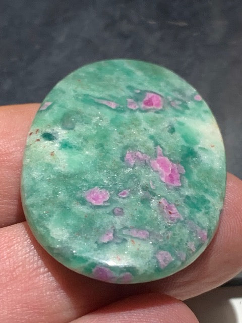 Rubis Fuchsite, cabochon de 12,3 gr. - 48 x 31 .x 5 mm - Superbe pièce !