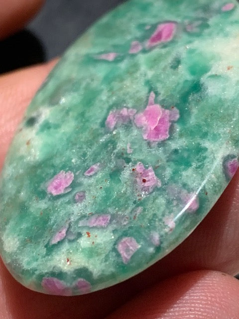 Rubis Fuchsite, cabochon de 12,3 gr. - 48 x 31 .x 5 mm - Superbe pièce !