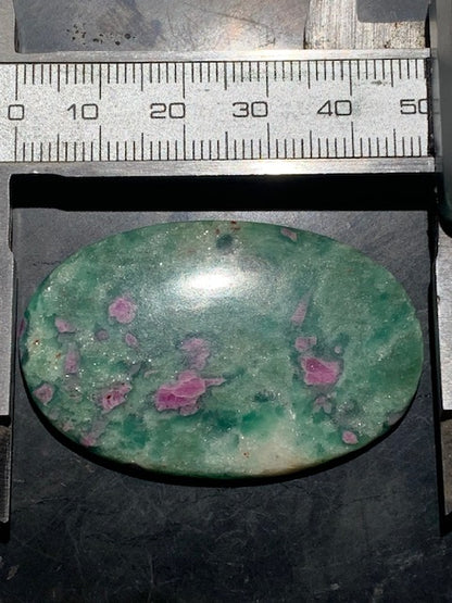 Rubis Fuchsite, cabochon de 12,3 gr. - 48 x 31 .x 5 mm - Superbe pièce !