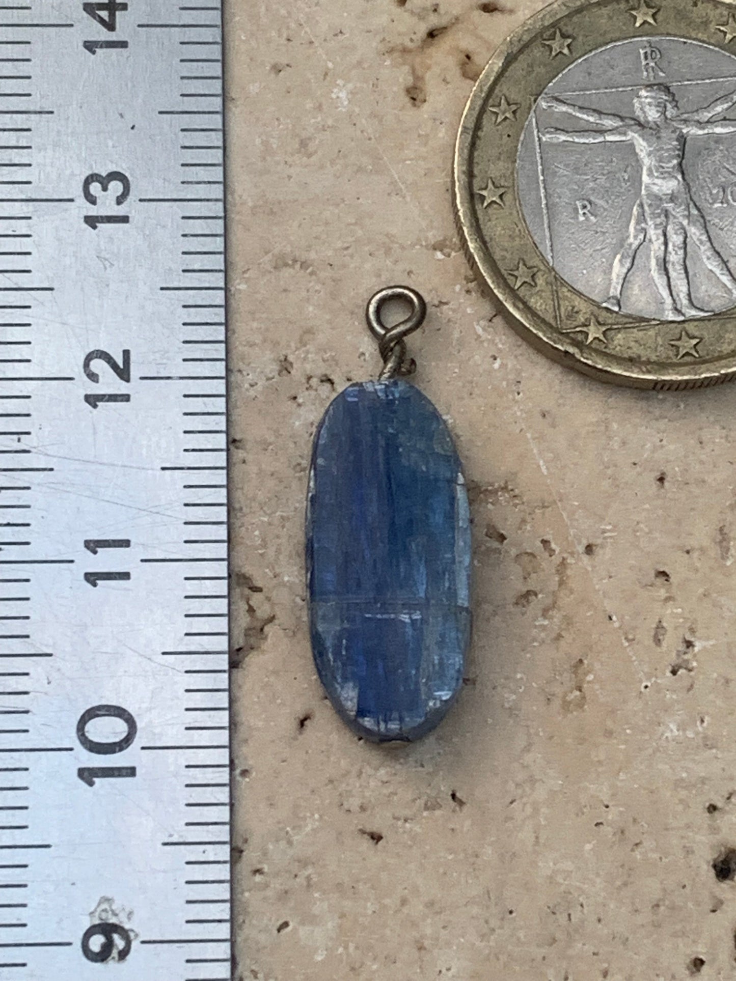 Cyanite disthène, pendentif de 25 millimètres x10x5. Vendu avec ou sans cordon noir et réglable de 60 cm !