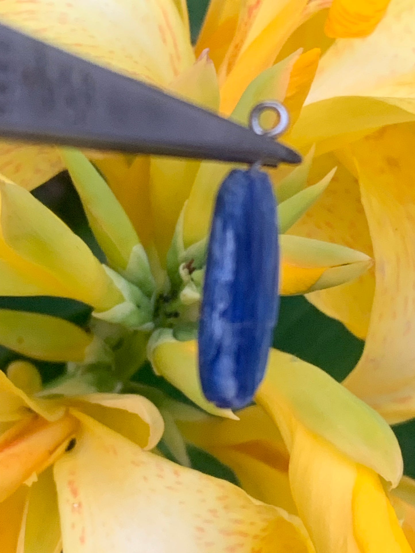 Cyanite disthène, pendentif de 25 millimètres x10x5. Vendu avec ou sans cordon noir et réglable de 60 cm !